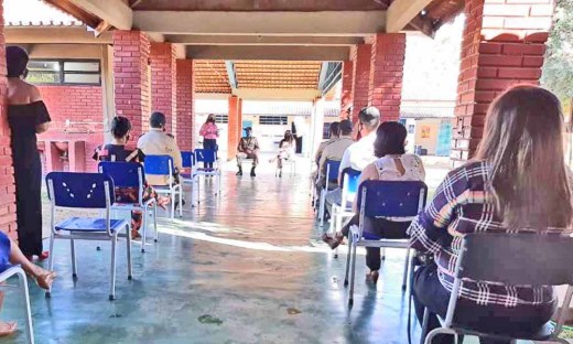 Policiais militares empossados juntamente com o Subcomandante do 4º Batalhão, diretora da Regional  da Educação e a Diretora da Escola, Hercília