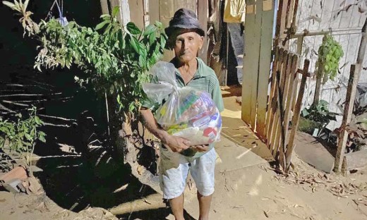 O aposentado João Dias da Luz, de 85 anos, estava sozinho na propriedade que é do filho, apenas com um pequeno rádio ao lado