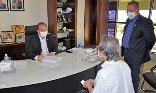 Governador Mauro Carlesse durante assinatura do Tare para concessão de incentivos fiscais para empresa do setor avícola 
