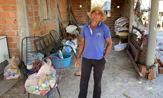 Senhor Domingos estava iniciando a construção de sua nova casa após 33 anos na propriedade 