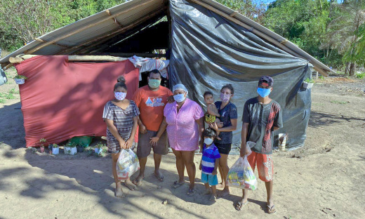 Mais de 20 servidores do Ruraltins participam da ação, e por orientação do governador Mauro Carlesse realizam a entrega de casa em casa a fim de evitar a aglomeração de pessoas e colocá-las em risco de contaminação pelo novo Coronavírus