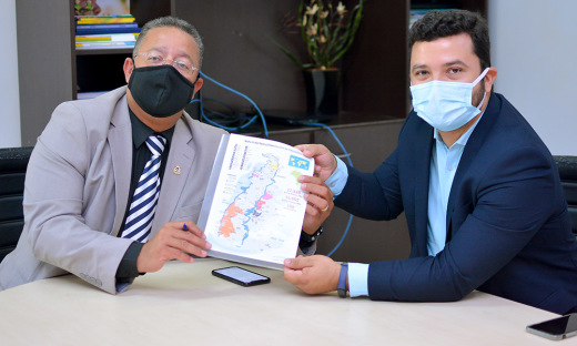 Tom Lyra repassa a Thiago Dourado, o mapa turístico Etnoindígena do Tocantins