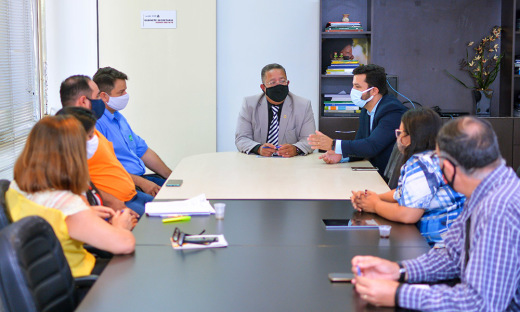 Secretário Tom Lyra, secretário Thiago Dourado e técnicos das duas pastas discutem projeto de bovinocultura na Ilha do Bananal
