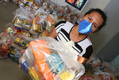 Nesta segunda etapa, cerca de 70 mil kits de alimentos já foram entregues nas unidades ensino Nesta segunda etapa, cerca de 70 mil kits de alimentos já foram entregues nas unidades ensino