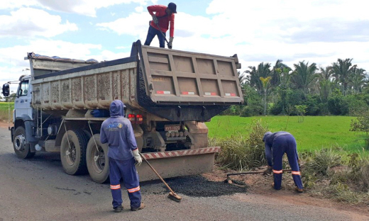 Serviços de tapa-buraco, manutenção do sistema de drenagem pluvial e roçagem nos 63 km estão sendo realizados  rodovia TO-010