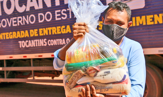 O beneficiário Erasmo da Silva Araújo, jardineiro