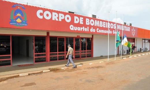 No Memorial, nas placas de homenagem, deverão constar o nome completo e o nome de guerra do policial ou do bombeiro militar, a data de nascimento e do óbito do mesmo