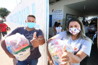 Entrega dos kits de alimentos iniciou em março logo após a interrupção das aulas Entrega dos kits de alimentos iniciou em março logo após a interrupção das aulas