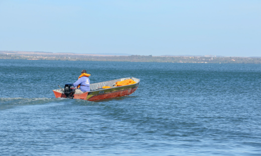 Pilotos de embarcações de pequeno porte devem redobrar os cuidados com os ventos e marolas no lago