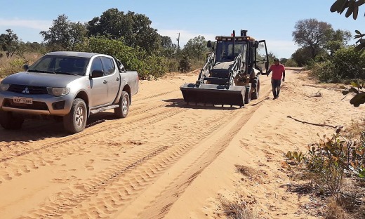 Ação de recuperação de estrada dentro do quilombo Carrapato, próximo ao município de Mateiros