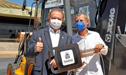Governador Mauro Carlesse entrega chaves de máquinas para o prefeito de Arraias, o prefeito Wagner Gentil