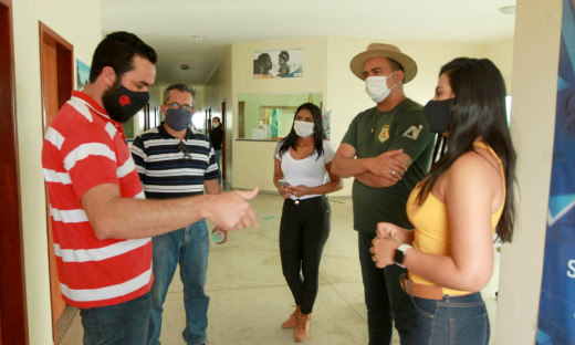 Secretário do Meio Ambiente do município de Arraias, Mauro Rezende, dá o suporte para a equipe do projeto Foco no Fogo