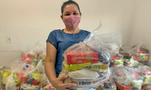 Eldanes Negreiro da Silva durante entrega de cesta básica 