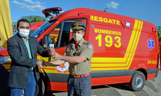 Wanderlei Barbosa, entregou na tarde desta terça-feira, 11, veículos de resgate e equipamentos de combate a incêndios urbanos e florestais ao Corpo de Bombeiros Militar do Estado do Tocantins