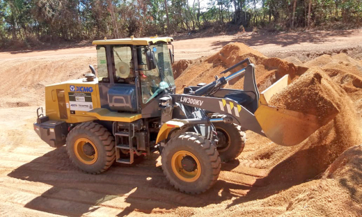 No município de Barrolândia, retroescavadeira está abrindo cacimbas para ajudar produtores da região na época da seca 