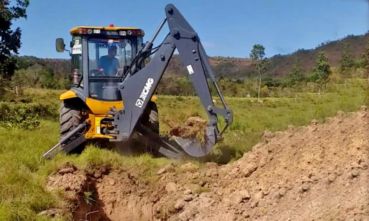 Em Campos Lindos, a prefeitura está utilizando o maquinário para fazer pontes e pequenos reservatórios de água para agricultores familiares