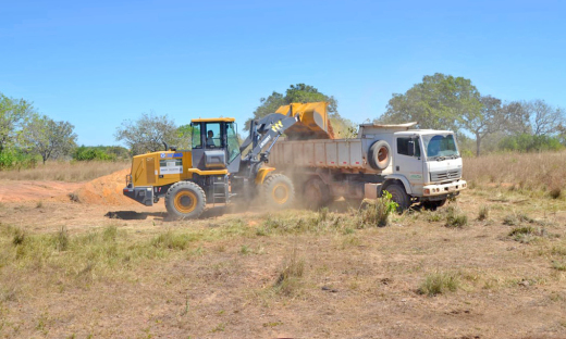 Em Goianorte, as máquinas estão trabalhando na recuperação de estradas vicinais, com encascalhamento e levantamento das vias