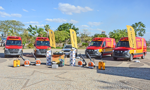 Foram entregues veículos de resgate e equipamentos de combate a incêndios urbanos e florestais