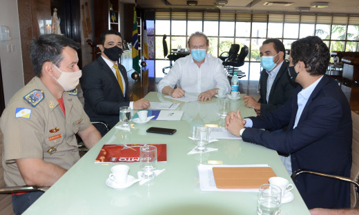Mauro Carlesse e o superintendente do Patrimônio da União no Tocantins, Lúcio Silva Alfenas, assinaram nesta sexta-feira, 14, Contrato de Cessão de Uso Gratuito de imóveis em Porto Nacional