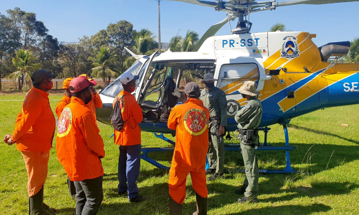 Em solo, brigadistas se preparam para serem transportados pelo Ciopaer para os locais de focos de incêndios