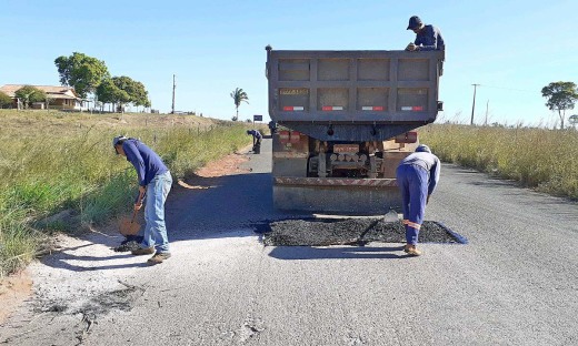 Trecho de 117 km da TO-230 recebe serviço de tapa-buracos