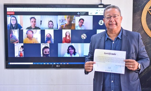 Tom Lyra mostra certificado de posse dos conselhos