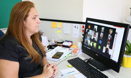 Amanda Costa durante a realização do evento virtual para profissionais das Escolas Jovem em Ação