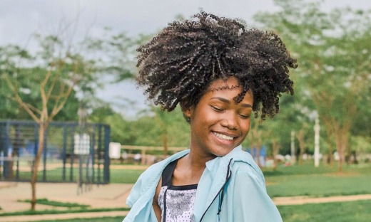 Adolescente Maria Otília sofre racismo desde a primeira infância, mas buscou mecanismos para se empoderar 