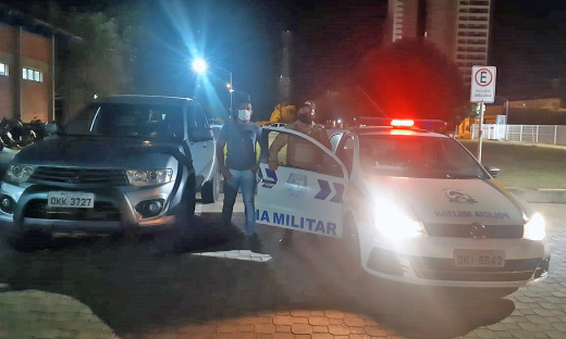 Equipe da PM abre caminho para a ambulância que transporta órgãos
