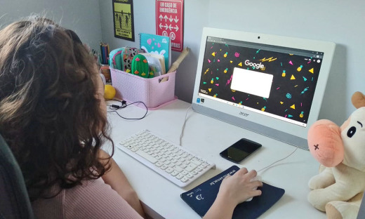 Crianças e adolescentes têm direito a direito ao uso das tecnologias e devem ser acompanhadas pelos responsáveis