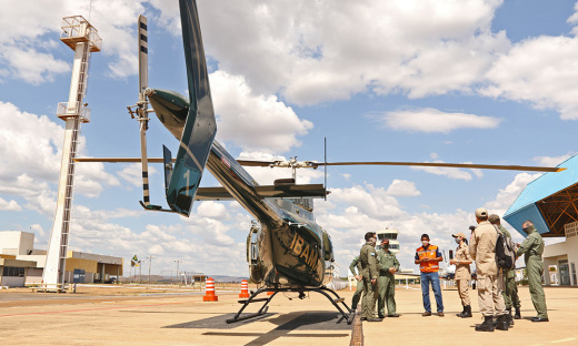 Helicóptero possui helibalde, o compartimento que vai pendurado na parte de baixo, levando água para o combate às queimadas