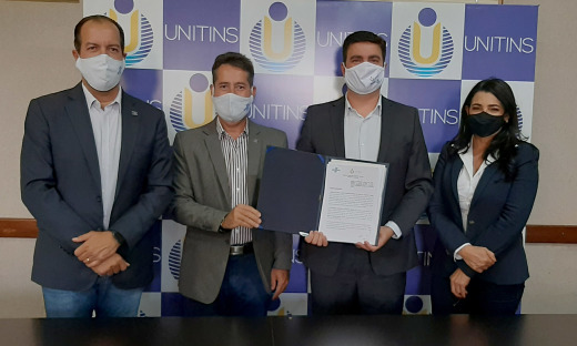 Rogério Ramos, Moisés Gomes, Augusto Rezende e Eliana Oliveira, durante assinatura do Termo 