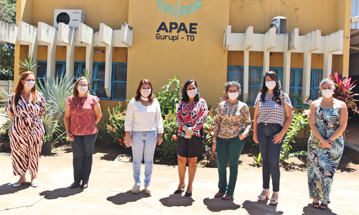 Titular da Seduc, Adriana Aguiar, durante visita à Apae – Escola Especial São Francisco de Assis, de Gurupi, para acompanhar a entrega de kits de alimentos