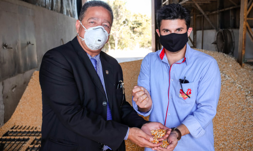 Empresário da Agro Lucinho mostra maquinário que faz o processamento da ração ao secretário Tom Lyra