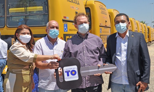 Entregando as chaves dos ônibus aos prefeitos, o governador do Estado do Tocantins, Mauro Carlesse, destacou o caráter municipalista da Gestão Estadual