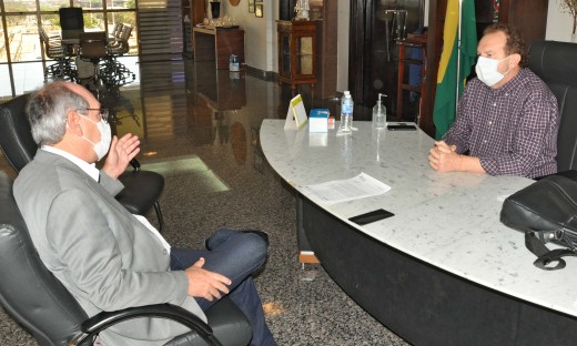 Nesta sexta, 28, o governador Mauro Carlesse recebeu os prefeitos de Araguaína e Paraíso, Ronaldo Dimas e Moisés Avelino, para falar das ações de enfrentamento à Covid-19 