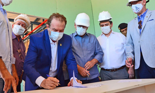 Governador Carlesse e prefeito Dimas assinam convênio para repasse durante visita às obras de construção da primeira etapa da unidade Governador Carlesse e prefeito Dimas assinam convênio para repasse durante visita às obras de construção da primeira etapa da unidade
