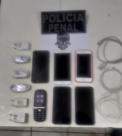 O suspeito carregava dentro do gesso preso a perna o total de seis aparelhos celulares e carregadores O suspeito carregava dentro do gesso preso a perna o total de seis aparelhos celulares e carregadores