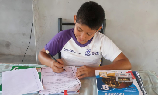Estudante Yago Cantanheide dos Santos, 8º ano, realizando os seus roteiros de estudos