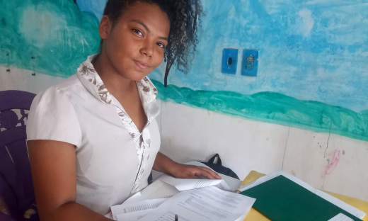 Estudante Ana Luiza da Costa Abreu, do 8º ano, comemorou o retorno das aulas