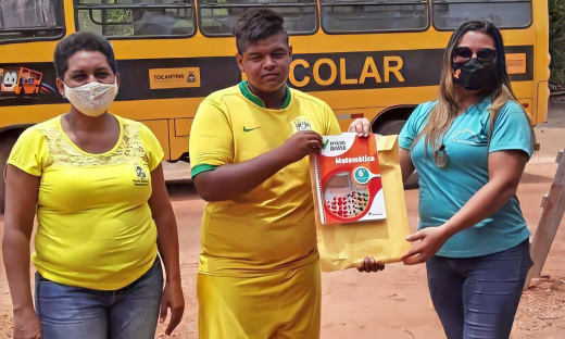 Estudante da zona rural de Muricilância recebendo os roteiros de estudos propostos pela Seduc