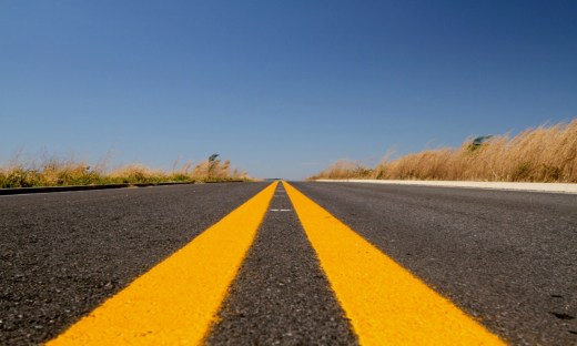 Tocantins herdou de Goiás apenas 228 km de rodovias pavimentadas; atualmente, além das estradas municipais, são 1.372 km de rodovias federais e um total de 13 mil km de rodovias estaduais, sendo 6 mil km pavimentados 