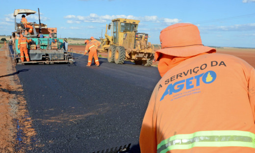 Obras de reconstrução asfáltica na TO-080, onde o novo pavimento terá longa durabilidade e está sendo feito para suportar o tráfego de veículos pesados 