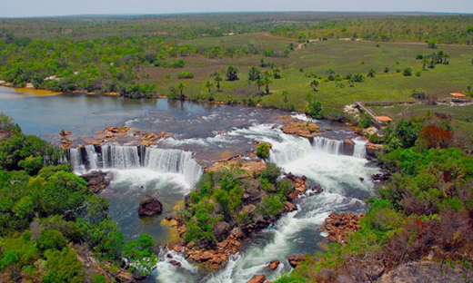- Cachoeira da Velha é mais uma atração do Jalapão, com grande volume de água cristalina mesmo na época da estiagem, em duas quedas em formato de ferradura com cerca de 100 metros de largura e 15 de queda livre 