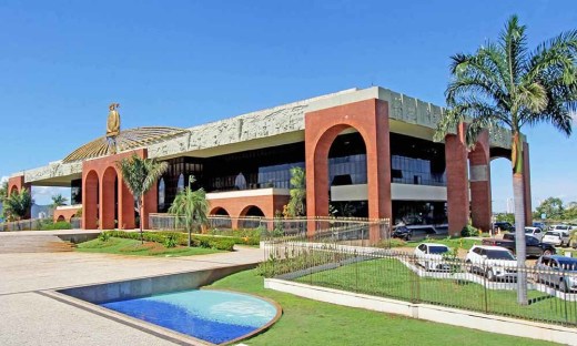 Palácio Araguaia, sede do Poder Executivo Estadual, foi construído em tempo recorde e inaugurado em 9 de março de 1991, na Praça dos Girassóis, localizada no Centro da Capital 