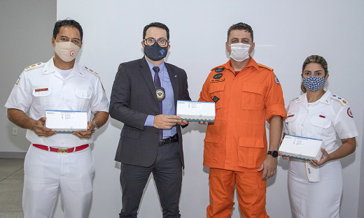 Os 350 kits entregues pela Receita Federal serão usados pelos bombeiros militares do setor operacional