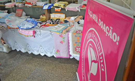 Itens do Bazar Itinerante ficaram expostos à venda na entrada do prédio da Seciju