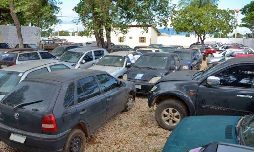 Veículos e sucatas em pátio da empresa Sancar Autocenter 