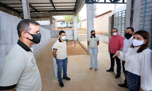 Adriana Aguiar acompanha o andamento das obras do Colégio Militar do Estado do Tocantins - Anaídes Brito Miranda