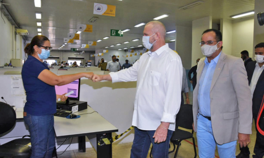 O governador Mauro Carlesse aproveitou a oportunidade para fazer uma visita às instalações do É pra Já, onde percorreu os estandes para conferir de perto o funcionamento de cada órgão